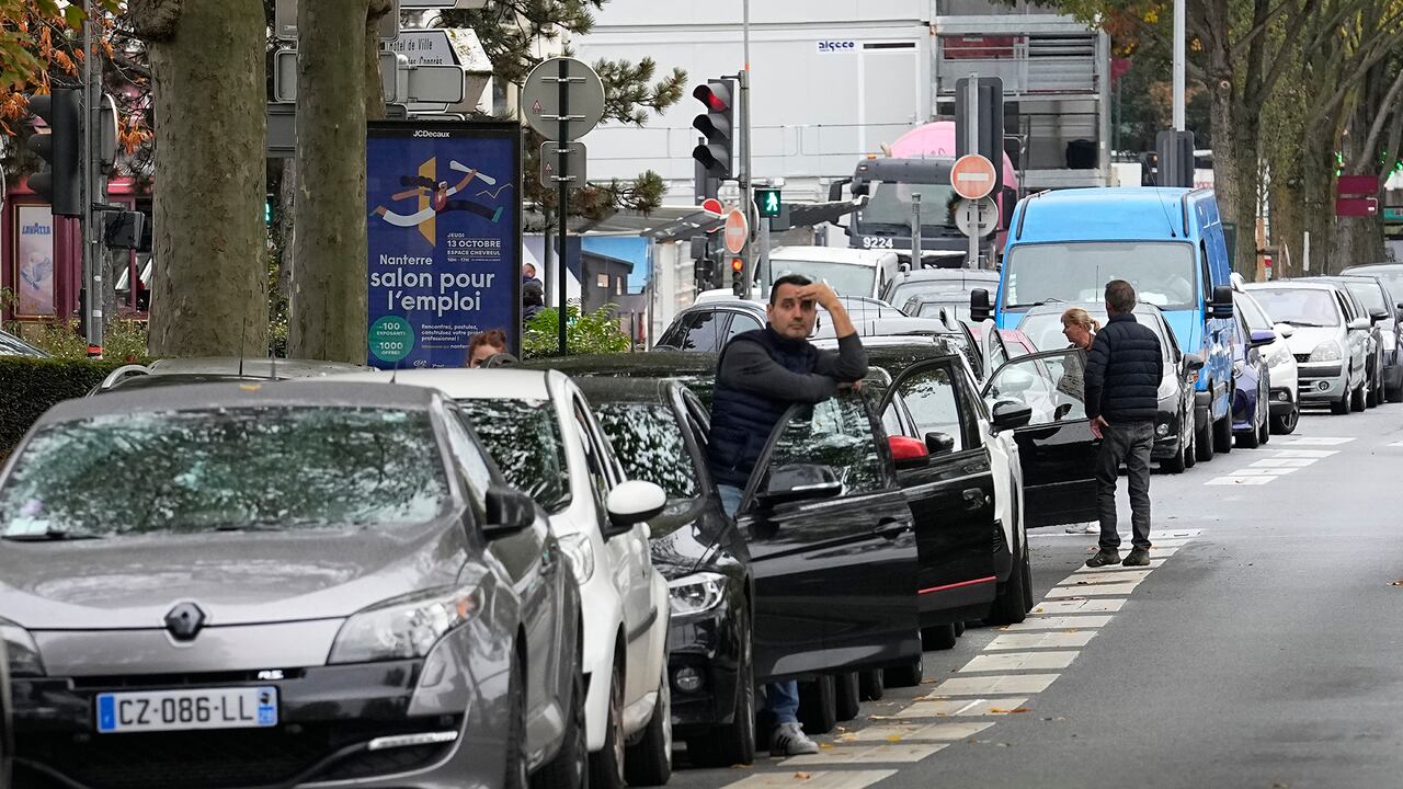 En imágenes : escasez de combustible en las estaciones de Francia.