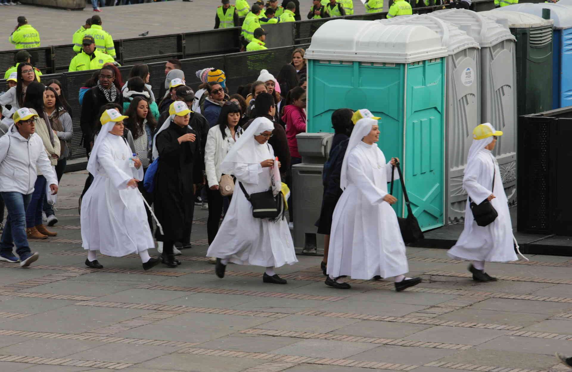 Un grupo de monjas llegan sonrientes para recibir al papa Francisco. Foto: Juan Carlos Sierra// SEMANA