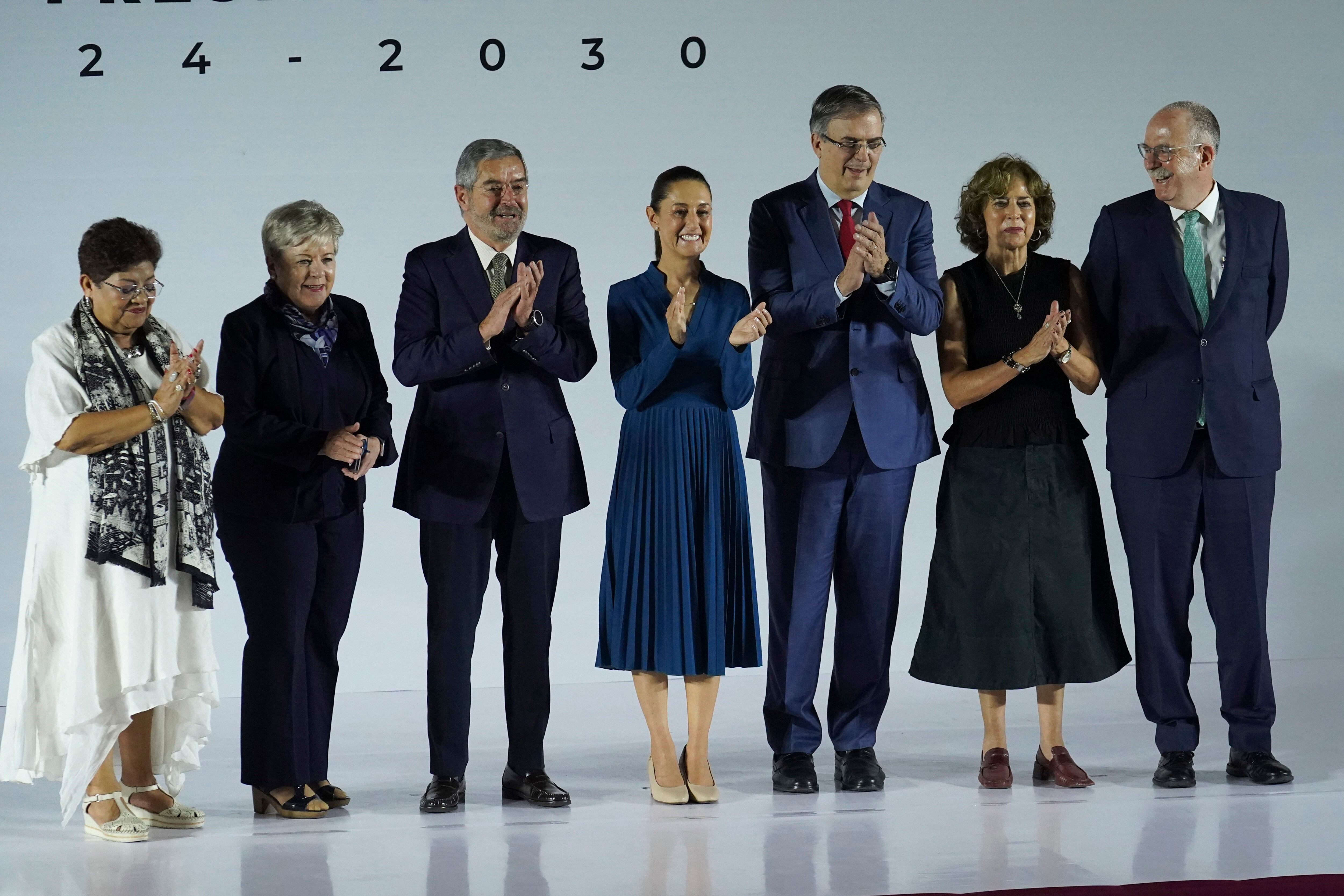 La presidenta entrante Claudia Sheinbaum posa para una fotografía grupal con miembros de su nuevo gabinete, en la Ciudad de México