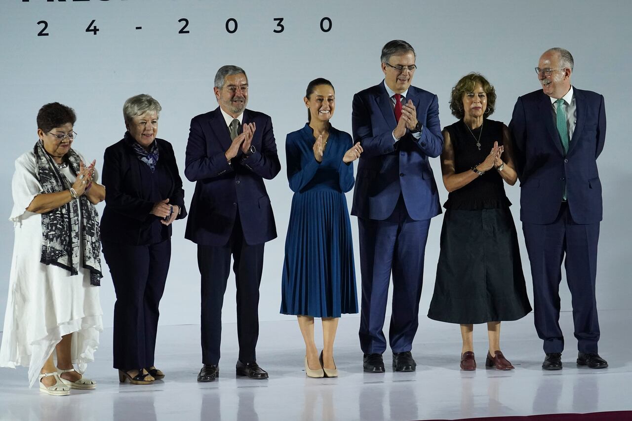 La presidenta entrante Claudia Sheinbaum posa para una fotografía grupal con miembros de su nuevo gabinete, en la Ciudad de México