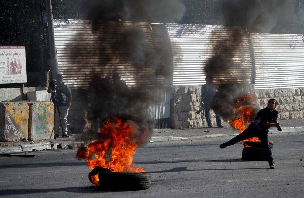 Un grupo de Cisjordania reunido en Belén protestó por la decisión del presidente estadounidense Donald Trump de reconocer a Jerusalén como "la capital de Israel". Los manifestantes respondieron arrojando piedras mientras las fuerzas israelíes interferían con los manifestantes. Foto Mamoun Wazwaz agencia Anadolu