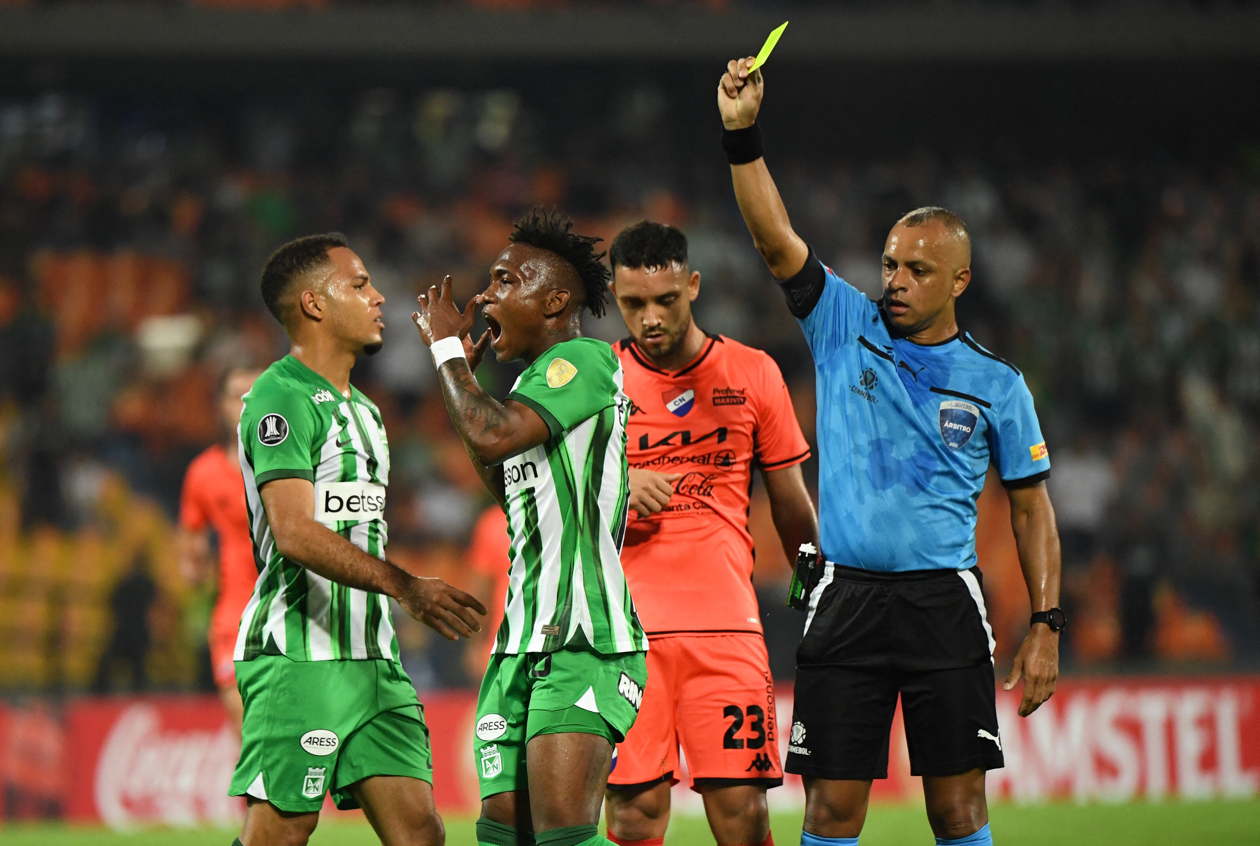 Nacional paraguayo humilla a un atormentado Atlético Nacional