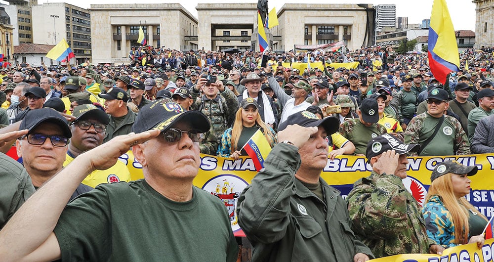 Los veteranos de la Fuerza Pública también adelantaron una protesta masiva en la Plaza de Bolívar de Bogotá