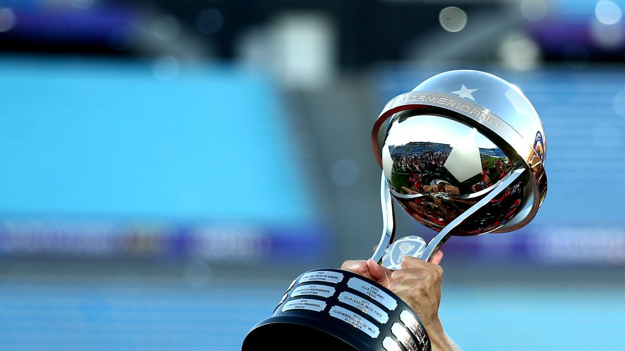 MONTEVIDEO, URUGUAY - NOVEMBER 20: Detail of the trophy as players of Paranaense celebrate after winning the final match of Copa CONMEBOL Sudamericana 2021 between Athletico Paranaense and Red Bull Bragantino at Centenario Stadium on November 20, 2021 in Montevideo, Uruguay. (Photo by Ernesto Ryan/Getty Images)