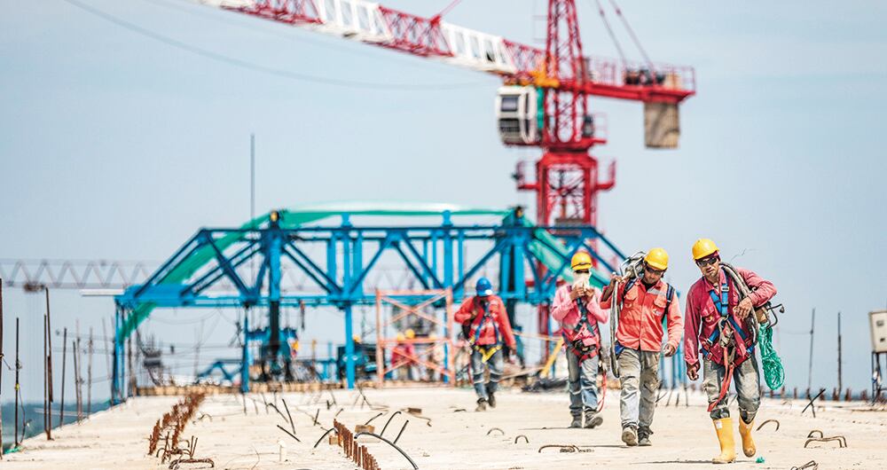 Los fondos de pensiones privados llevan diez años invirtiendo en infraestructura, lo hacen por medio de dos vehículos financieros: fondos de capital privado y fondos de deuda.