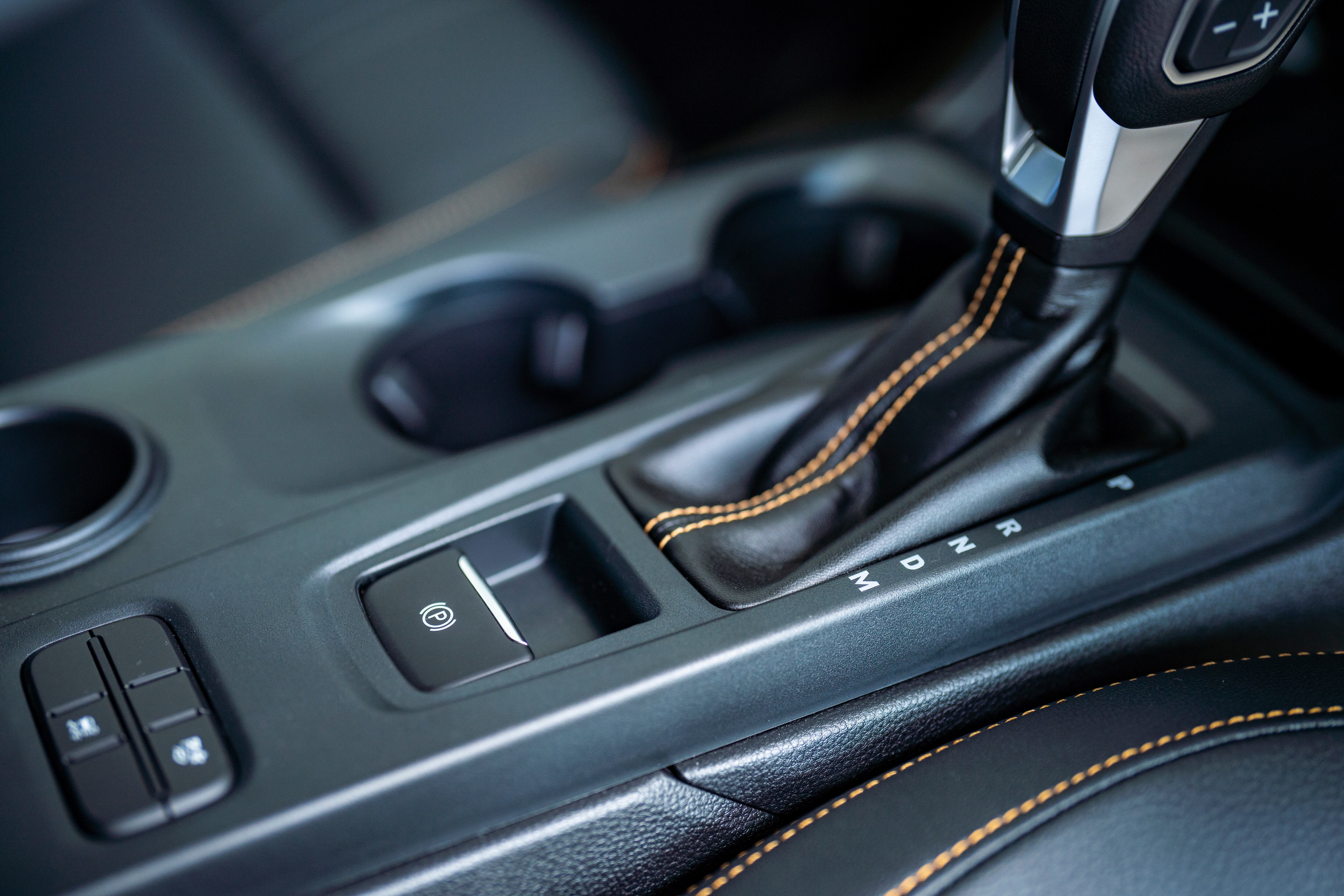 Durante años, el freno de mano se conoció como una palanca que se activaba subiéndola con fuerza; ahora, es un botón sencillo que se puede activar sin el más mínimo esfuerzo.