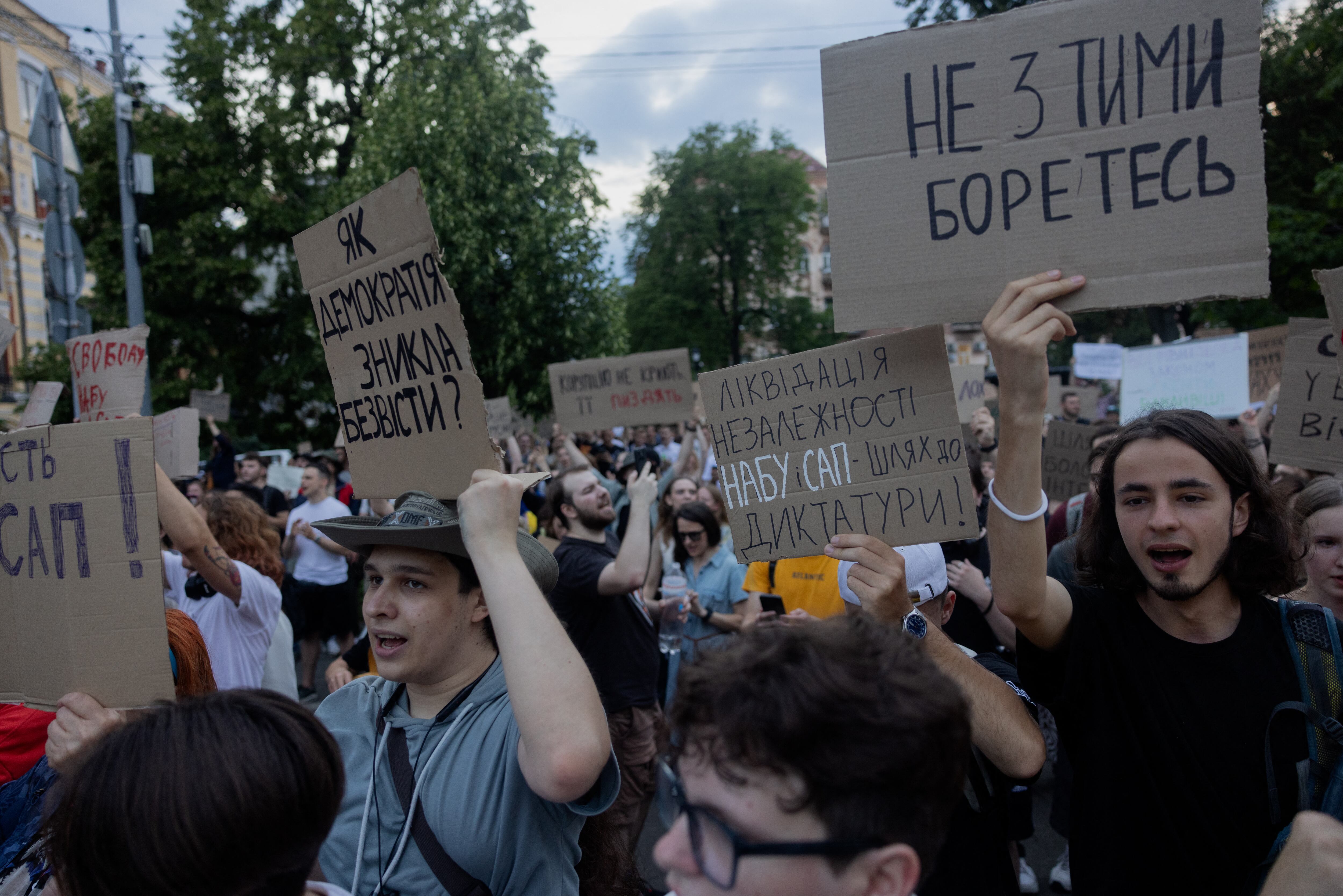 El parlamento ucraniano votó el 22 de julio a favor de revocar la autonomía de las dos agencias anticorrupción.