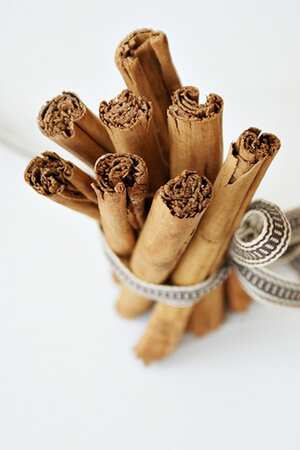 La canela es antimicrobiana, así que puedes utilizarla para evitar y tratar el acné. Mezcla 4 cucharaditas de miel, una de canela hasta obtener una pasta homogénea. Aplícala sobre la cara y déjala actuar entre 15 y 30 minutos. Enjuaga con agua fría e hidrata con acetato de aluminio. ©Pinterest