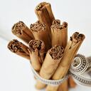 La canela es antimicrobiana, así que puedes utilizarla para evitar y tratar el acné. Mezcla 4 cucharaditas de miel, una de canela hasta obtener una pasta homogénea. Aplícala sobre la cara y déjala actuar entre 15 y 30 minutos. Enjuaga con agua fría e hidrata con acetato de aluminio. ©Pinterest