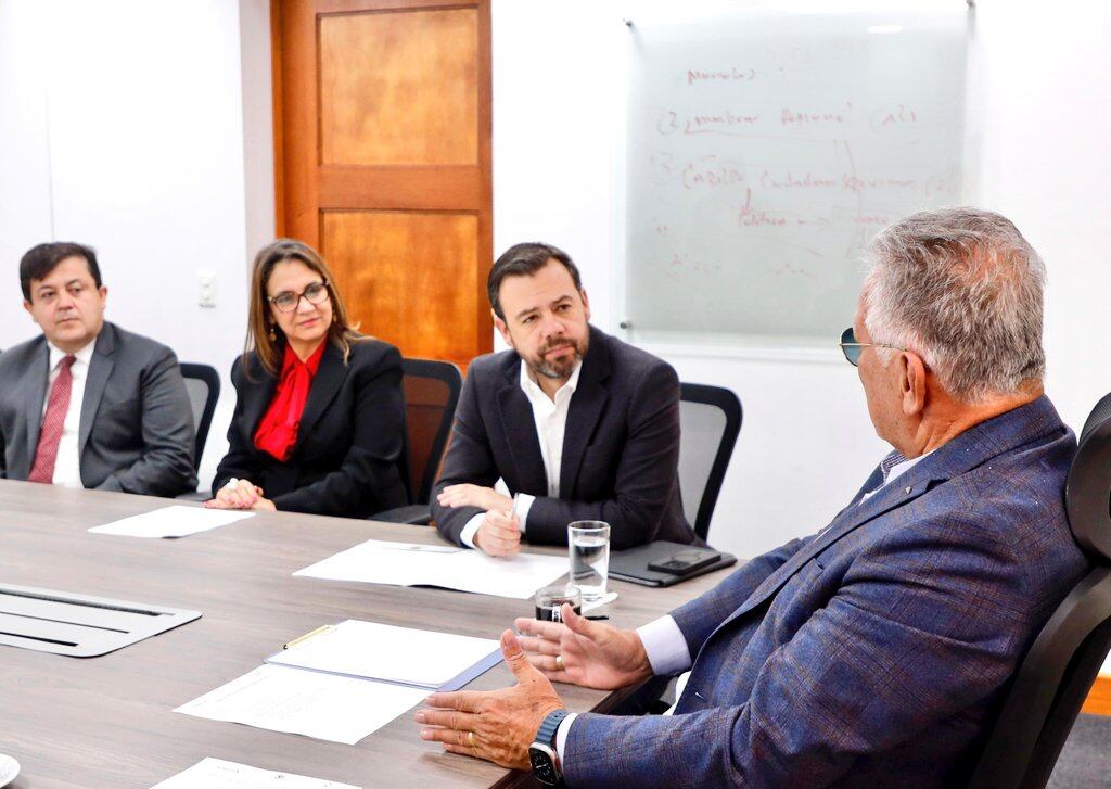 Reunión entre el alcalde Galán y el superintendente de Servicios Públicos Domiciliarios