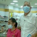 Enrique Peñalosa bromeó con la vendedora de una tienda de zapatos