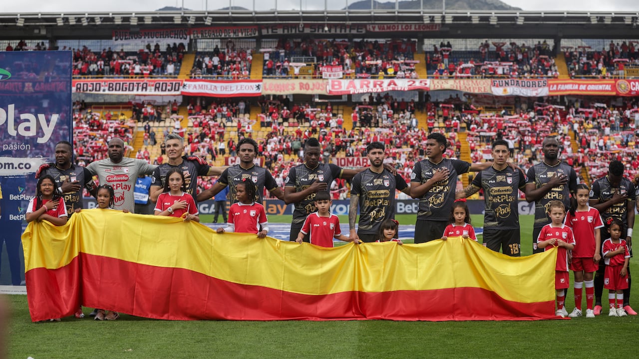 Independiente Santa Fe en los actos protocolarios de su partido ante Boyacá Chicó.