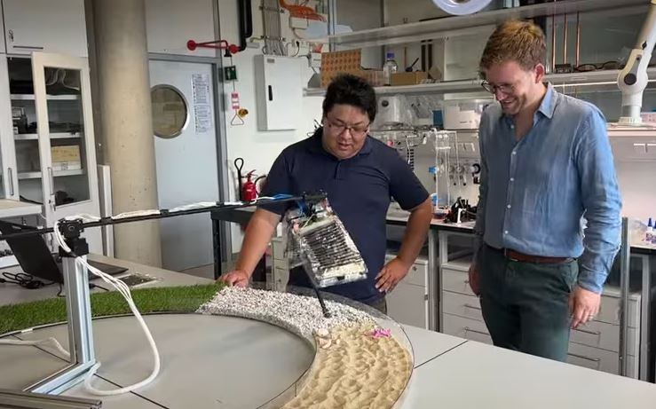 En el video que acompaña este logro científico se puede observar a la pequeña pierna robótica saltando sobre pasto, arena y piedras.