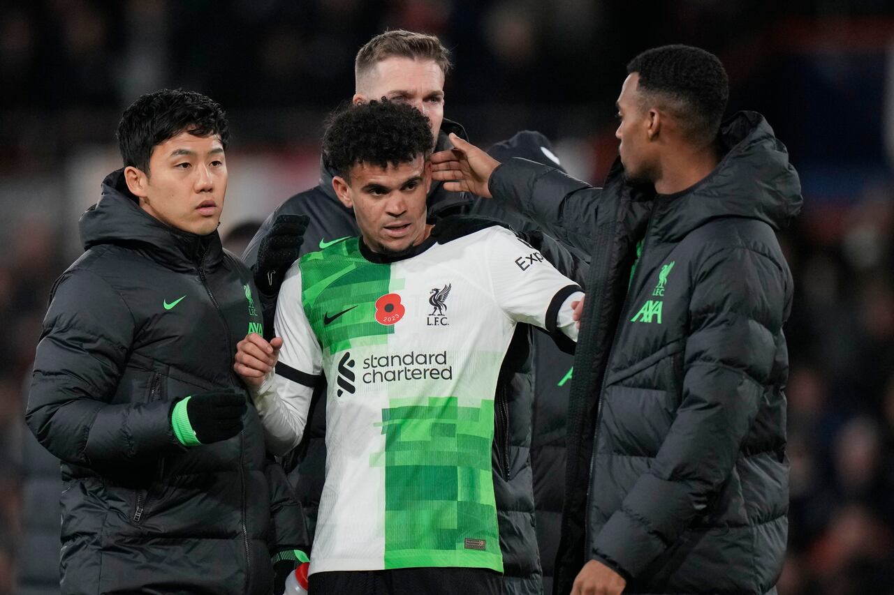 Luis Díaz abrazado con sus compañeros del Liverpool.