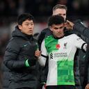 Luis Díaz abrazado con sus compañeros del Liverpool.