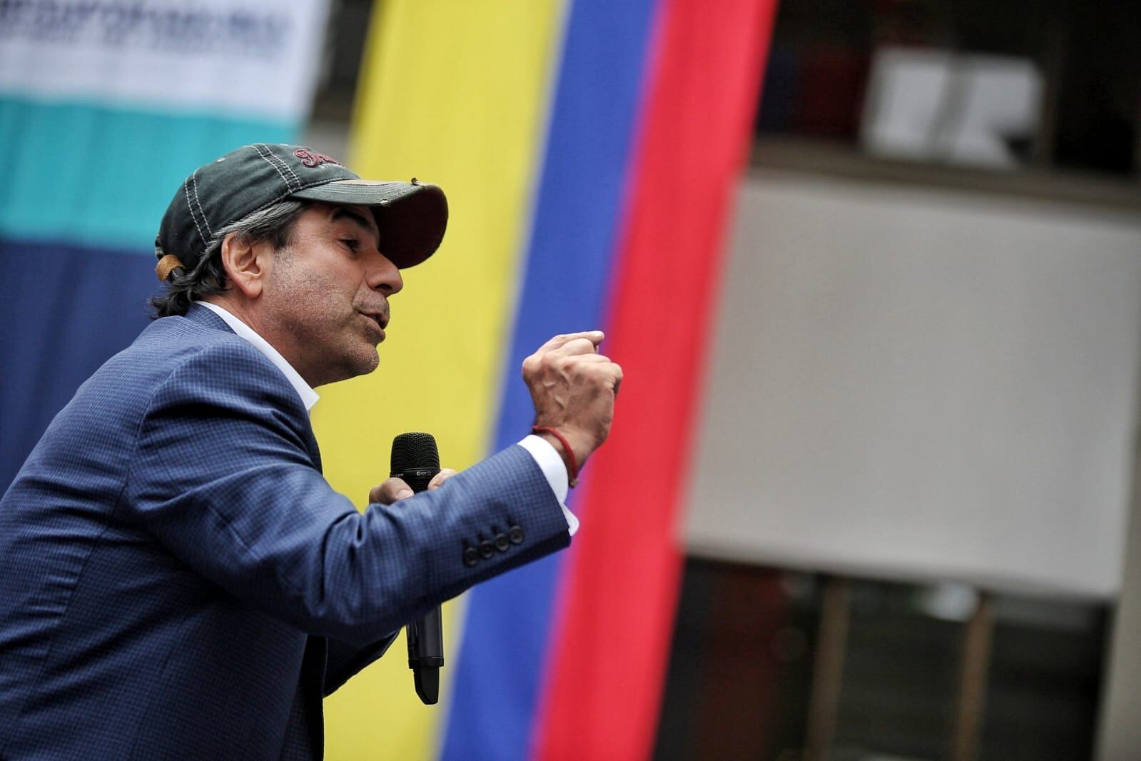 ALEX CHAR ENTREGA FIRMAS EN LA REGISTRADURIA