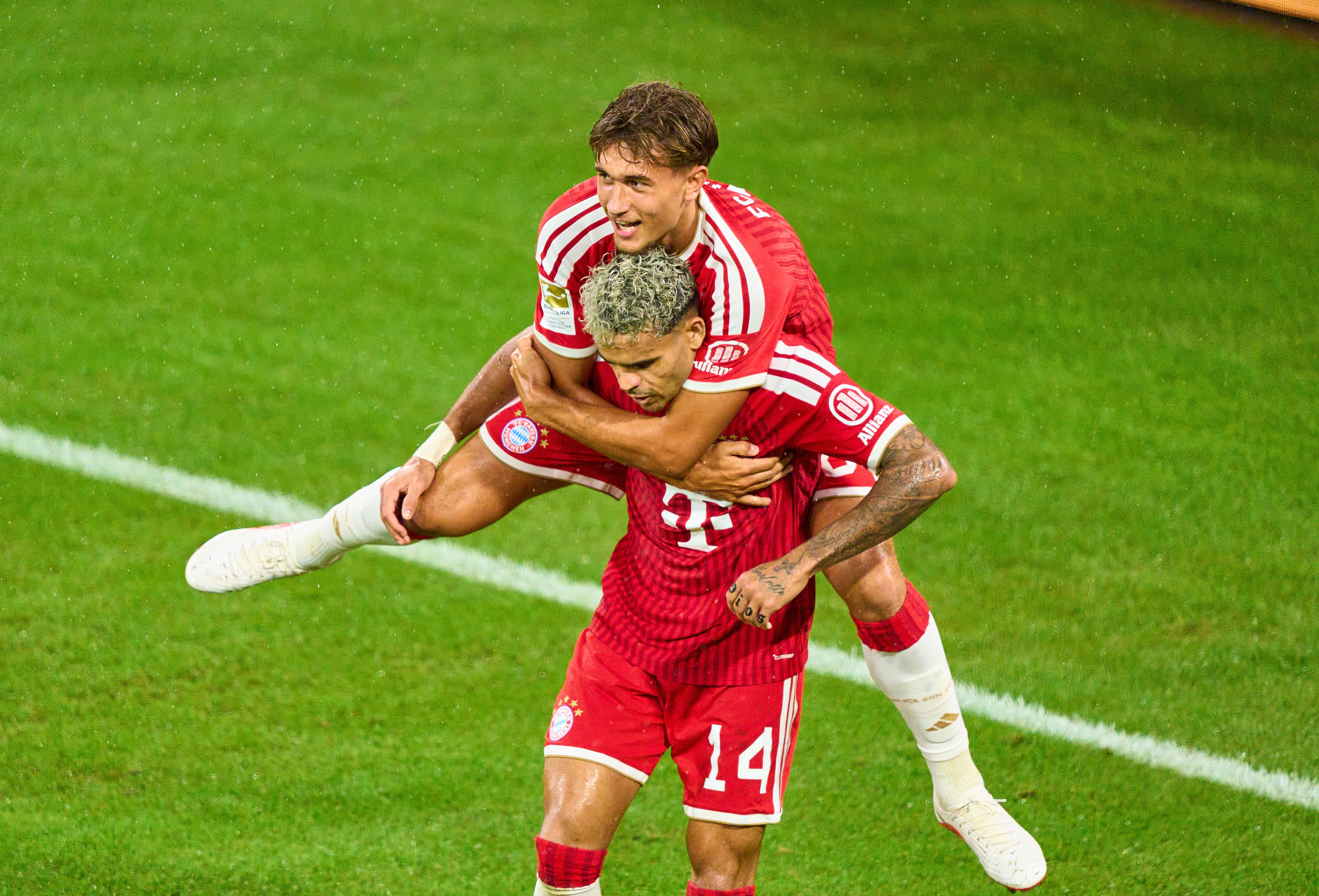 Tom Bischof celebra con Lucho el quinto gol del Bayern