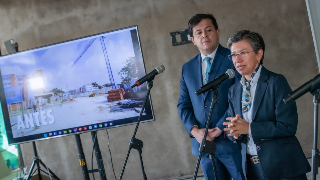 Alcaldesa Claudia López y el contralor Andrés Castro entregando el balance de la Contraloría en 14 meses de gestión, el pasado mes de febrero.