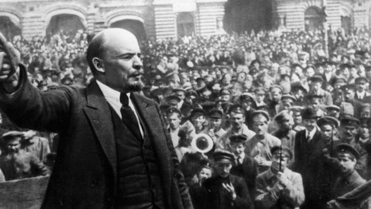 Vladimir Ilyich Lenin (1870 - 1924) da un discurso en Moscú. Publicación original: People Disc - HG0194. Foto: Keystone/Getty Images.