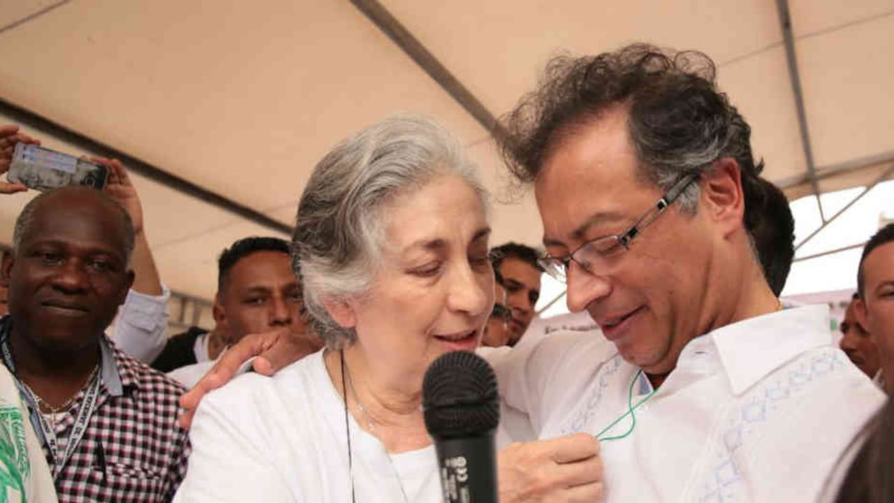 En su campaña por la presidencia, Gustavo Petro recibió el apoyo de la señora Tulia Barreto.