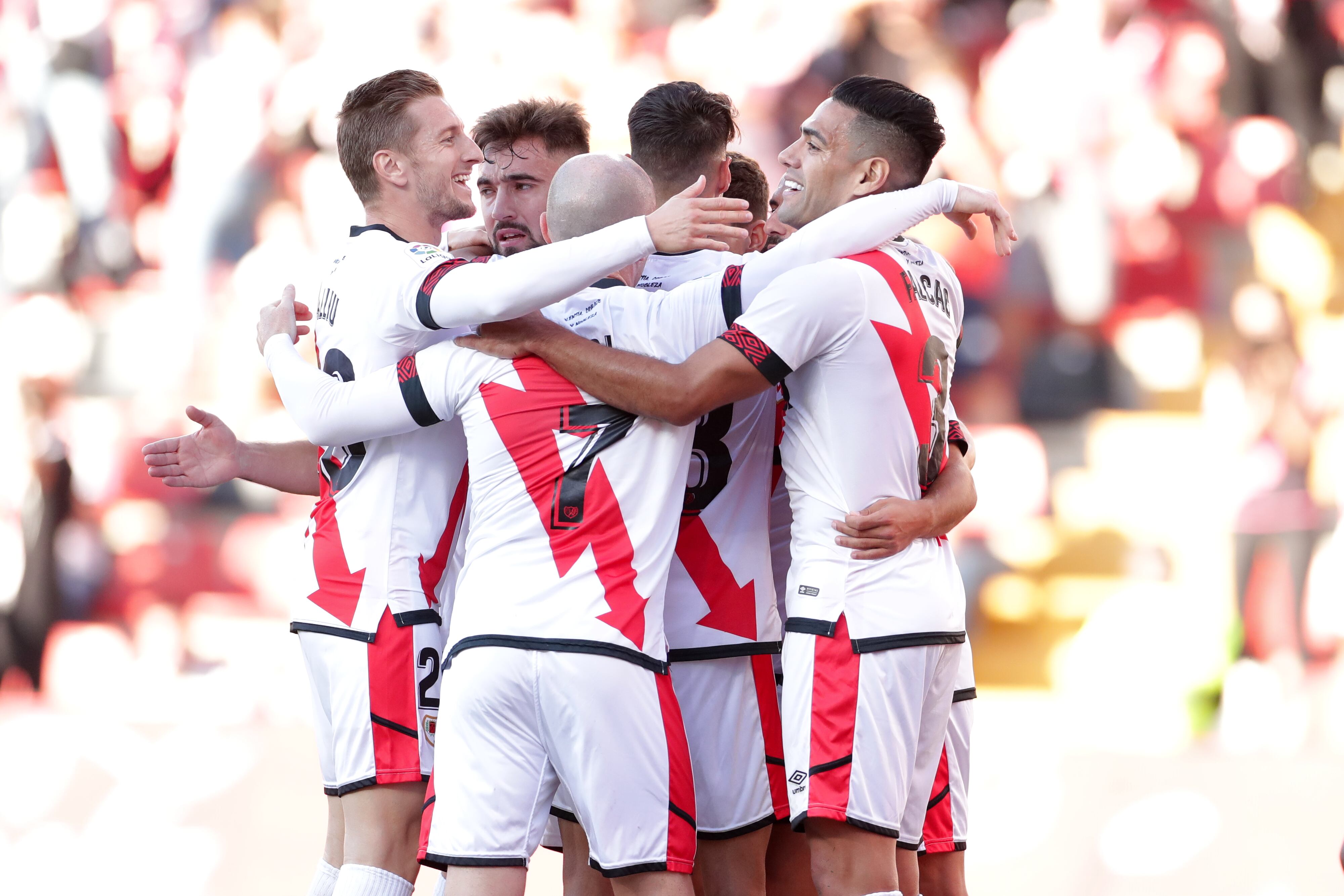 MADRID, SPAIN - SEPTEMBER 26: Alvaro Garcia of Rayo Vallecano de Madrid celebrates scoring their opening goal with teammates Ivan Balliu (L), Unai Lopez (2ndL), Isaac Palazon Camacho alias Isi and Radamel Falcao (R) during the La Liga Santander match between Rayo Vallecano and Cadiz CF at Campo de Futbol de Vallecas on September 26, 2021 in Madrid, Spain. (Photo by Gonzalo Arroyo Moreno/Getty Images)
