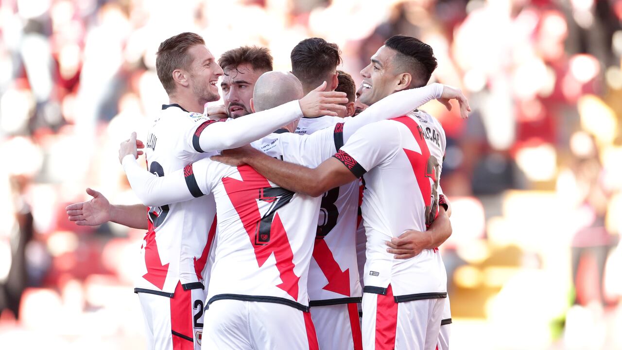 Falcao García festeja un gol junto a sus compañeros del Rayo Vallecano