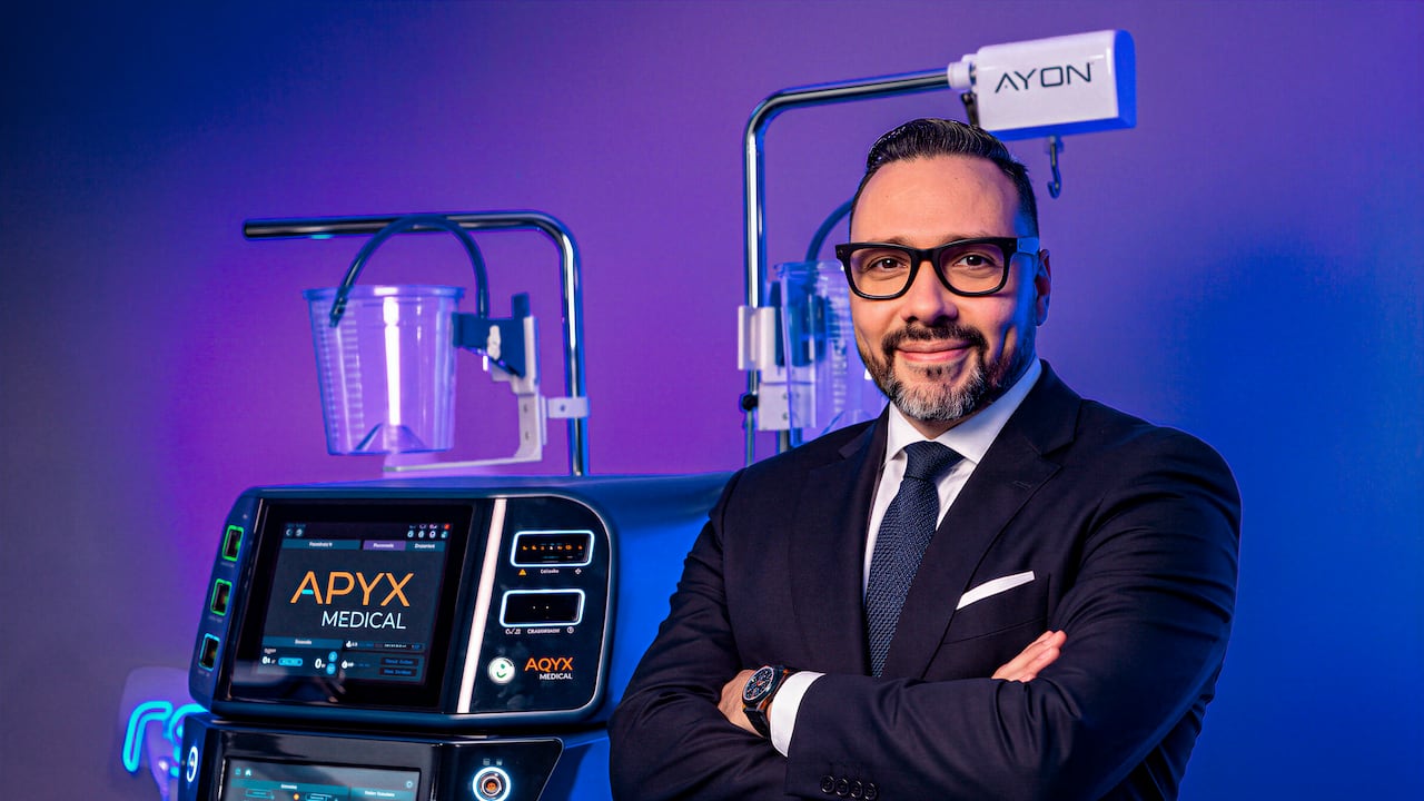 El doctor Hugo Aguilar, cirujano plástico, junto a AYON, la gran innovación para el contorno corporal que llega a Colombia.