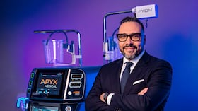 El doctor Hugo Aguilar, cirujano plástico, junto a AYON, la gran innovación para el contorno corporal que llega a Colombia.