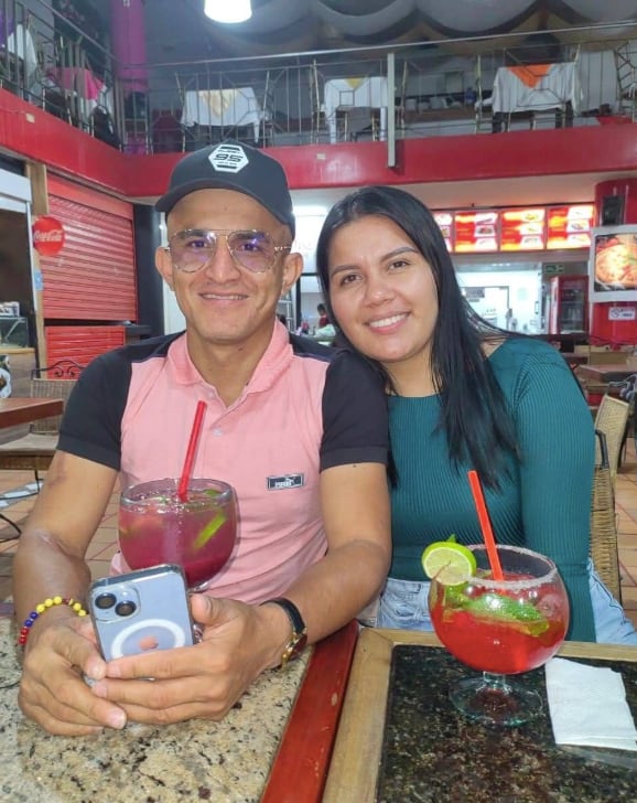 Ana María Caballero junto a su novio.