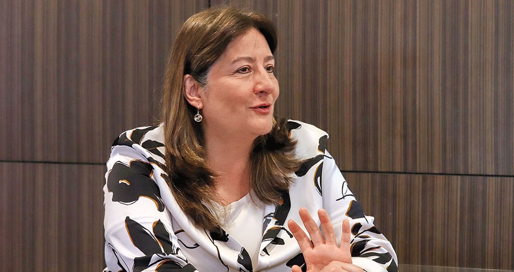     Uno de los dolores de cabeza de la ministra de Justicia, Ángela María Buitrago, es el hacinamiento y las pésimas condiciones penitenciarias. Afirma que el presidente Petro no les ha bajado la caña a los ataques y al presunto plan para atentar contra el Palacio de Justicia.