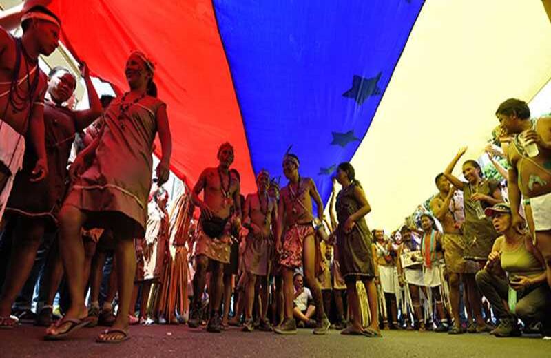 Los indígenas hacen parte de la marcha masiva y están a favor del referendo que acabaría con el gobierno de Nicolás Maduro.