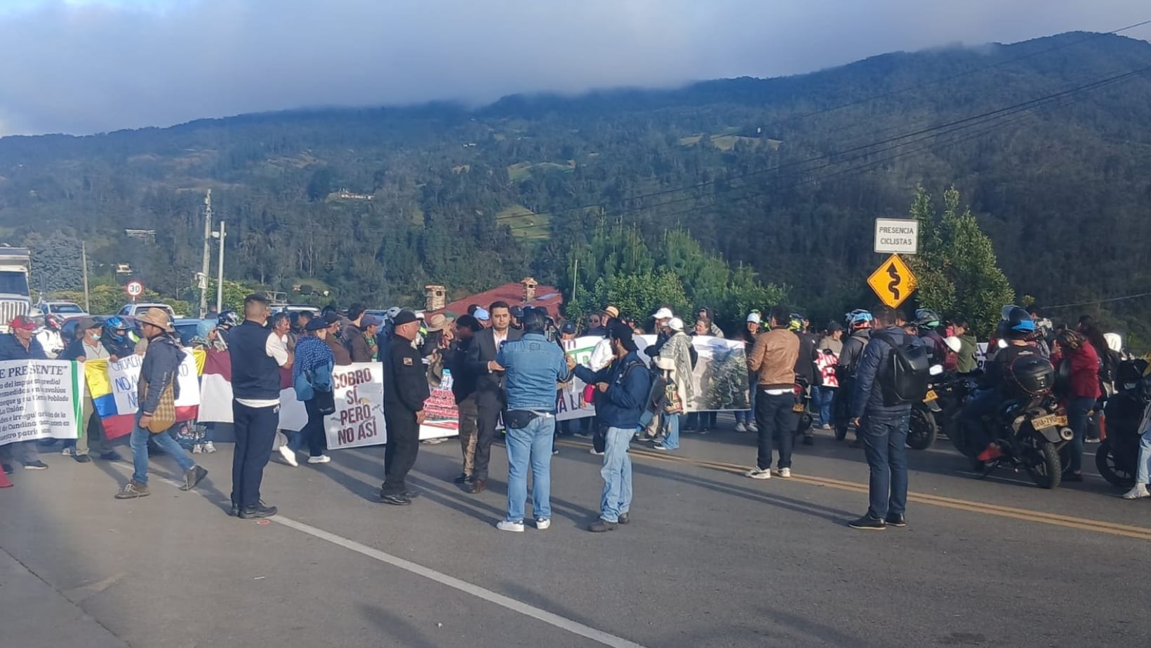 Continúan los bloqueos en el kilómetro 7 en La Calera.