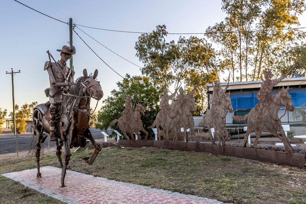 Una escultura creada con materiales reciclados se exhibe en Julia Creek, un pueblo rural de Queensland de 500 habitantes, Australia, el 1 de agosto de 2024.