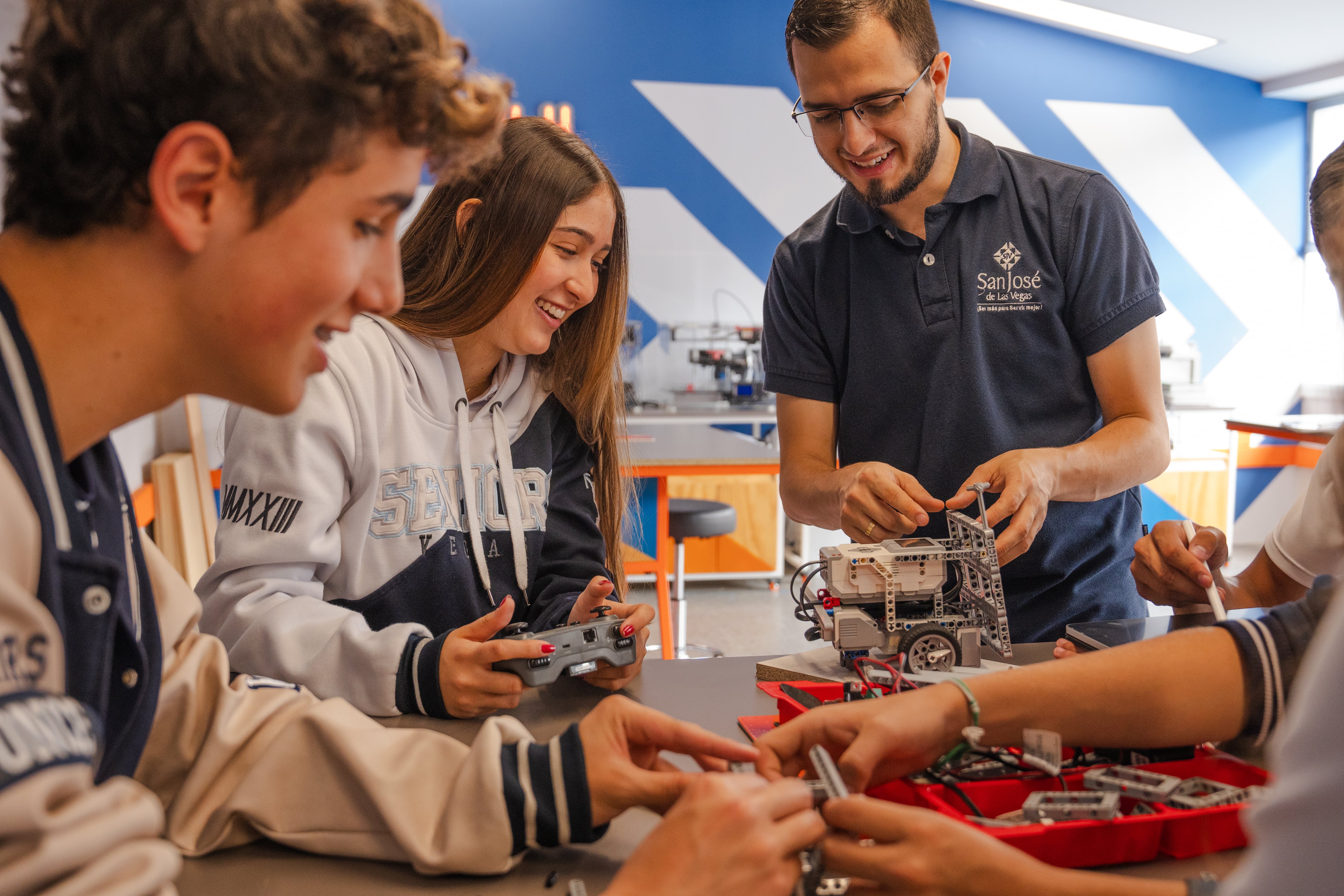 El maestro debe ser de acompañante, mentor, coach para la vida, aprendiz permanente y generador de ambientes socioemocionalmente seguros.