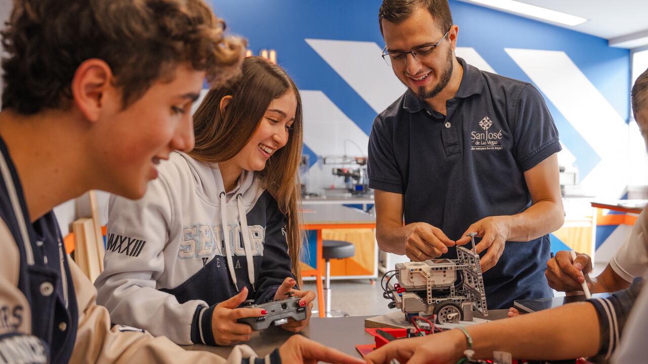 El maestro debe ser de acompañante, mentor, coach para la vida, aprendiz permanente y generador de ambientes socioemocionalmente seguros.