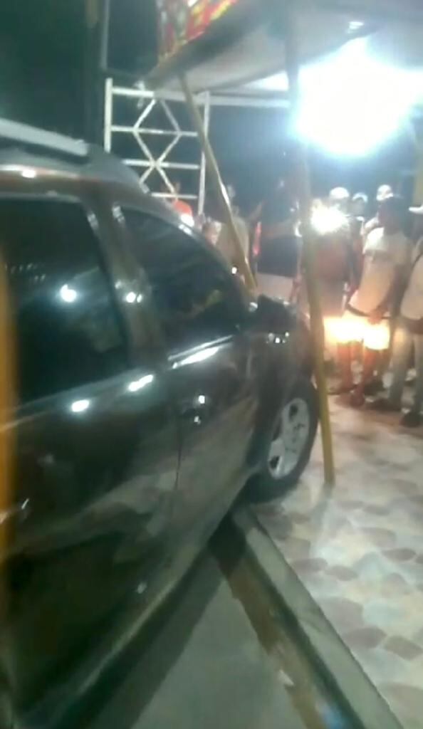 El hombre fue rodeado por la multitud antes de bajarse del vehículo