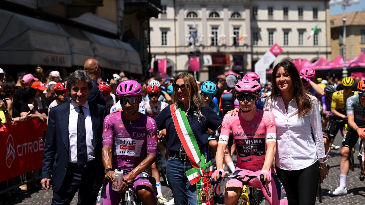 Jhonatan Narváez hablando con Jonas Vingegaard en la salida del Giro de Italia.