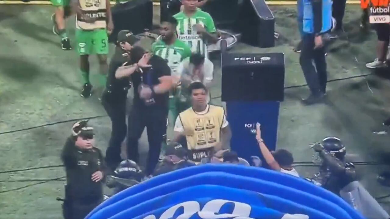 Luis Marquinez salió haciendo pistola a la hinchada del Tolima