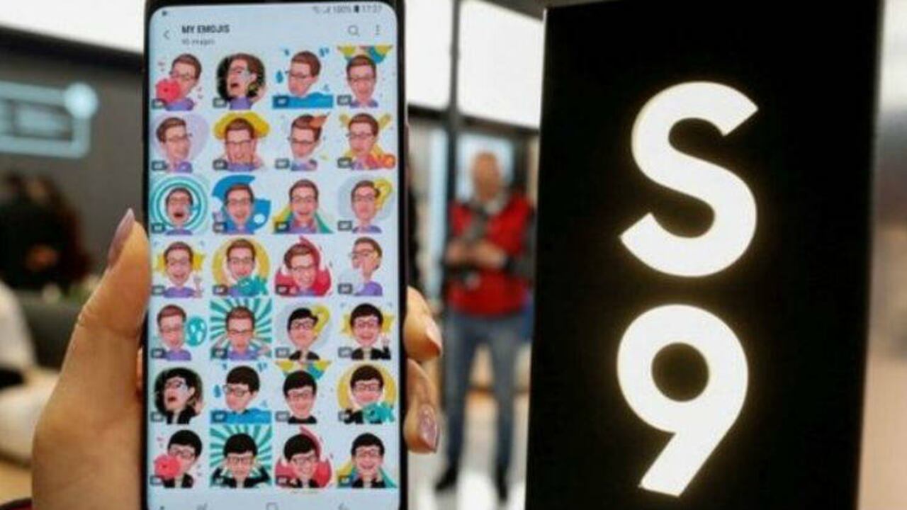 Samsung estrenó en su Galaxy S9 unos emoticonos que lucen como los dueños de cada celular, pero esta novedad no logró convertir al S9 en un éxito. (Getty Images)