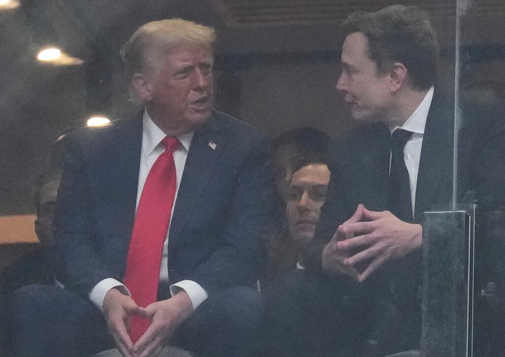 El presidente Donald Trump (izquierda) y Elon Musk conversan durante un homenaje a Charlie Kirk, el domingo 21 de septiembre de 2025, en el estadio State Farm de Glendale, Arizona. (Foto AP/Ross D. Franklin)