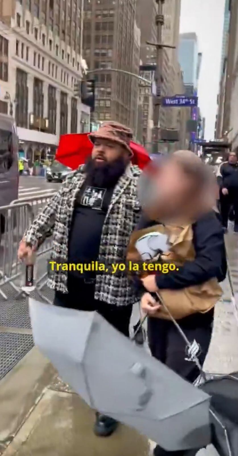 La niña llora desconsolada por la detención de su madre en pleno Manhattan