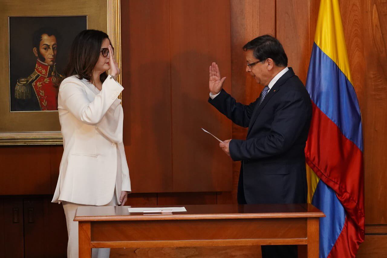 Jorge Enrique Ibáñez, presidente de la Corte Constitucional, posesionó a Lina Escobar como nueva magistrada.