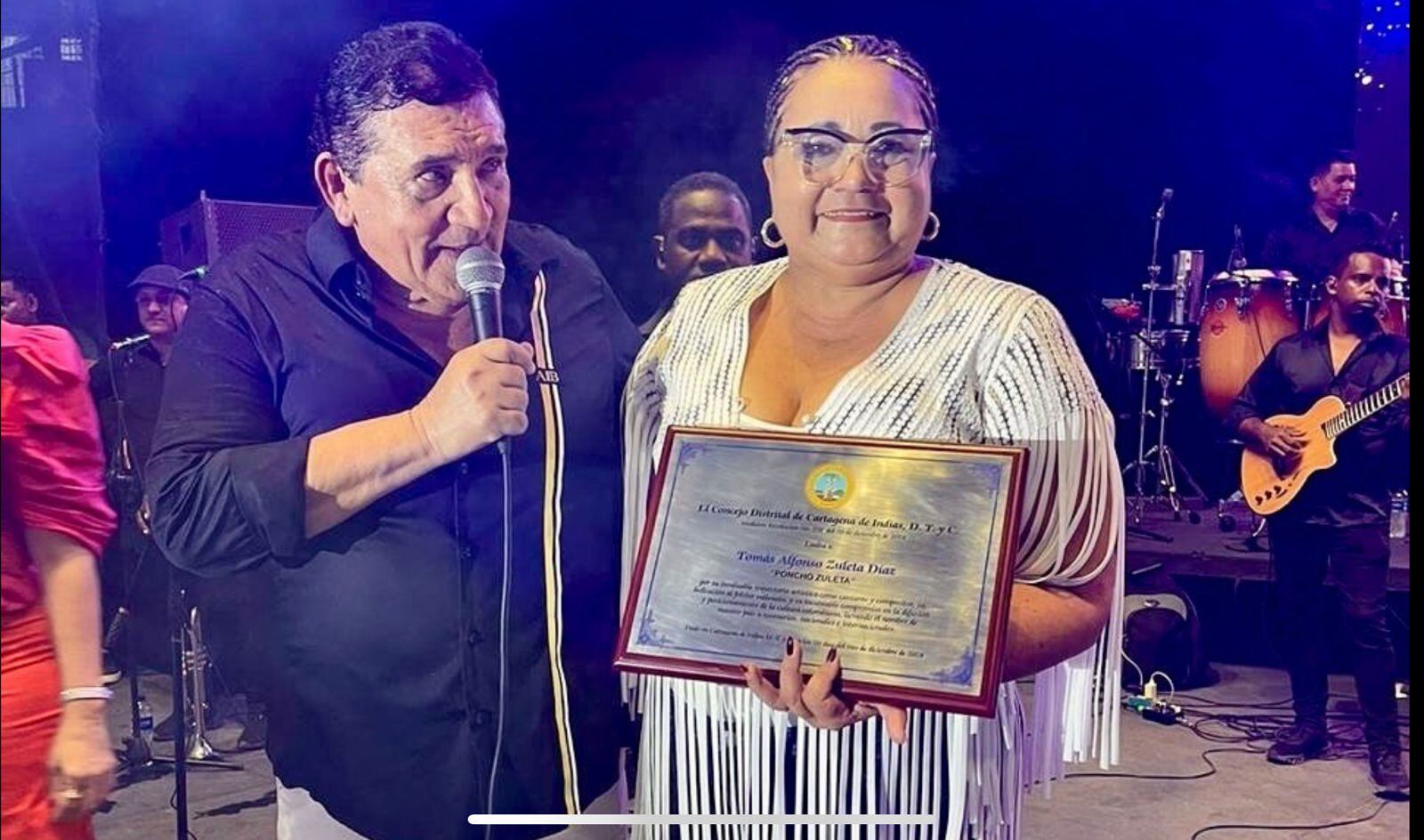 Cantante vallenato Poncho Zuleta y la concejal Luz Marina Paria.