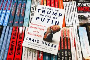 El libro de Graig Unger 'House of Trump, House of Putin' se ve en una librería en Cracovia, Polonia, el 5 de diciembre de 2020. (Foto de Beata Zawrzel/NurPhoto a través de Getty Images)