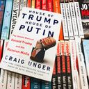 El libro de Graig Unger 'House of Trump, House of Putin' se ve en una librería en Cracovia, Polonia, el 5 de diciembre de 2020. (Foto de Beata Zawrzel/NurPhoto a través de Getty Images)