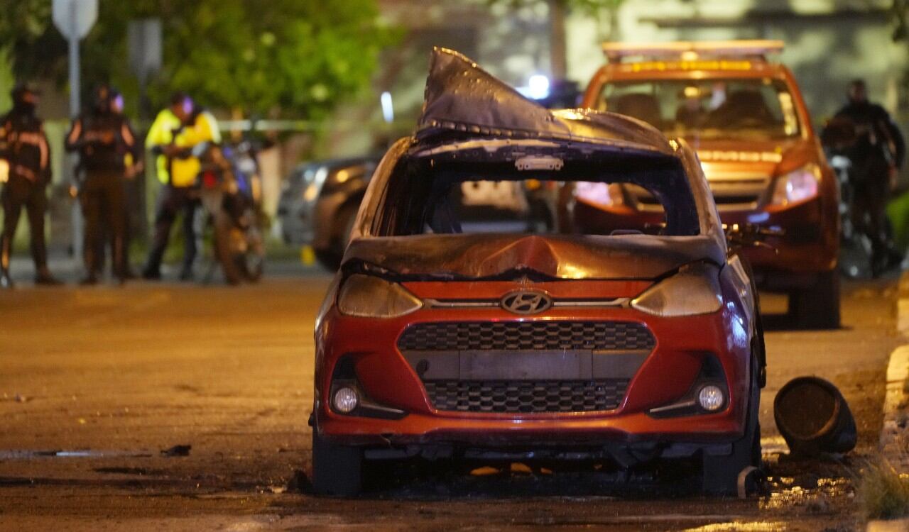 Así quedó uno de los carros que explotó en Quito, Ecuador.