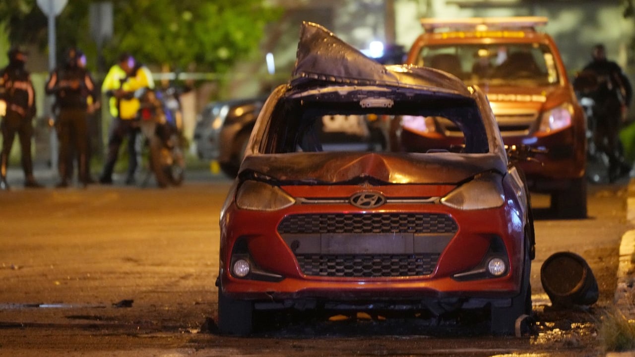 Así quedó uno de los carros que explotó en Quito, Ecuador.