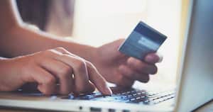 4. Compra todo con tarjetas de crédito: hay quienes recurren a la tarjeta de crédito por todo: viajes, ropa, mercado, cenas, entre otros, y olvidan que este método de pago es una herramienta que permite hacer compras y cancelar el valor posteriormente, pero no son una extensión de los ingresos. Además, entre más cuotas utilice para diferir el pago, el valor de la compra aumentará debido a los intereses. Lo ideal es que haga compras a una sola cuota y que no realice avances.