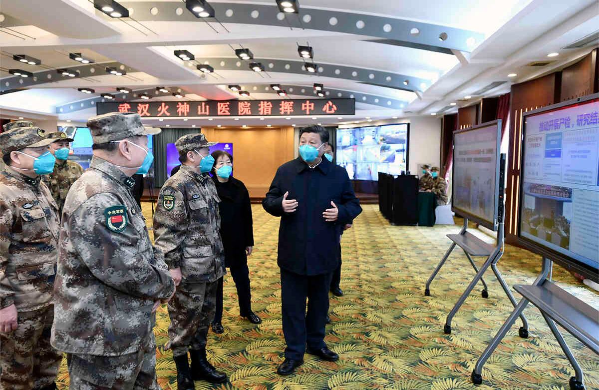 El presidente chino Xi Jinping, a la derecha, recibe información sobre el Hospital Guo Shanshan en Wuhan, el pasado martes. Xi visitó el epicentro del brote mundial, mientras Italia comenzaba la prohibición de viajar a nivel nacional, y la gente de todo el mundo se preparaba para una posible recesión. Para la mayoría de las personas el nuevo coronavirus sólo causa síntomas leves o moderados, como fiebre y tos. Para algunos, especialmente adultos mayores y personas con problemas de salud existentes, puede causar enfermedades más graves, incluyendo neumonía. Foto: Xie Huanchi/Xinhua vía AP. 