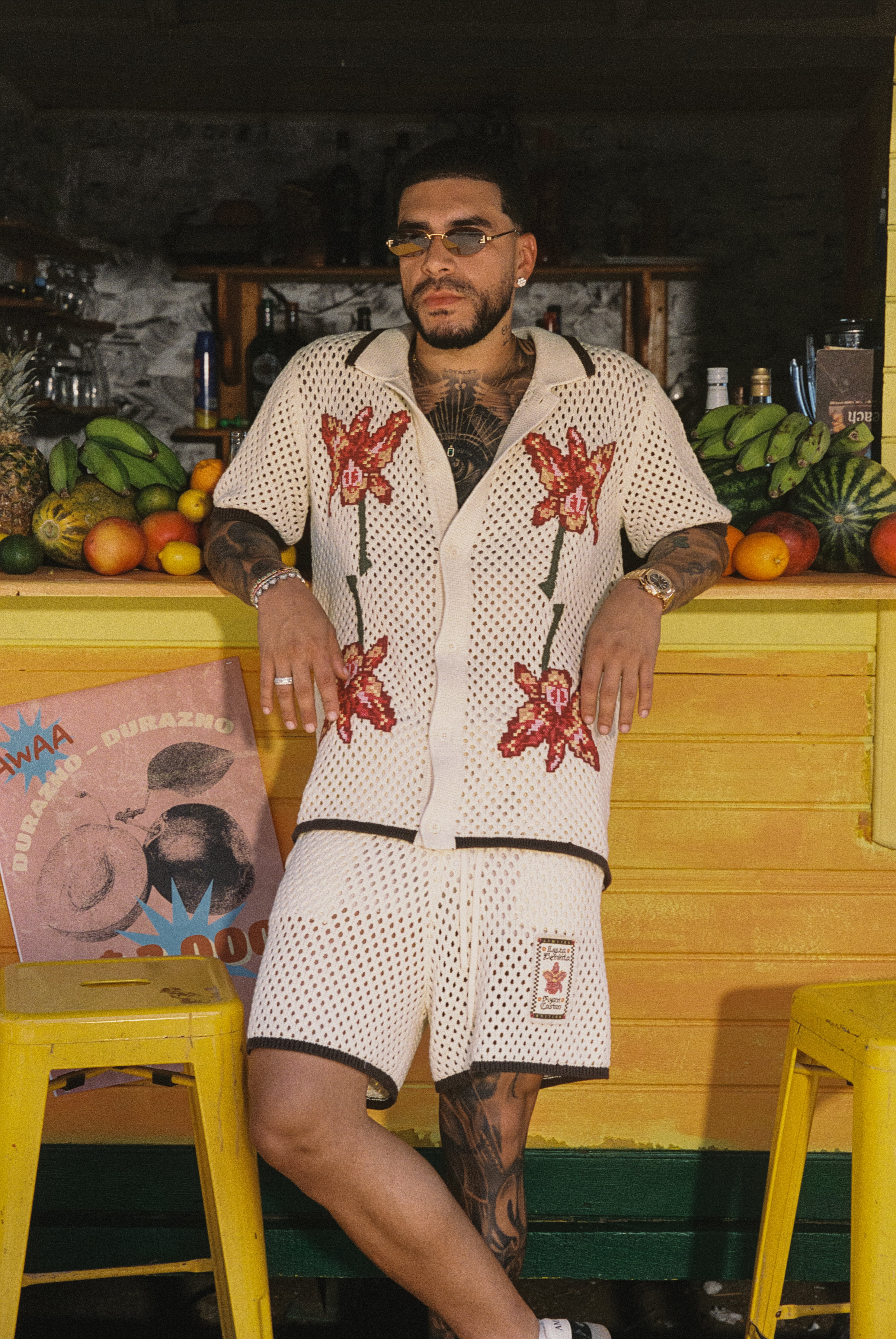 Ryan Castro no es ajeno al mundo de la moda. Su primera incursión fue con el lanzamiento de su línea de ropa Ghetto Med. Este 2026 incursiona con una nueva colaboracion con Agua Bendita y su colección Awaa.